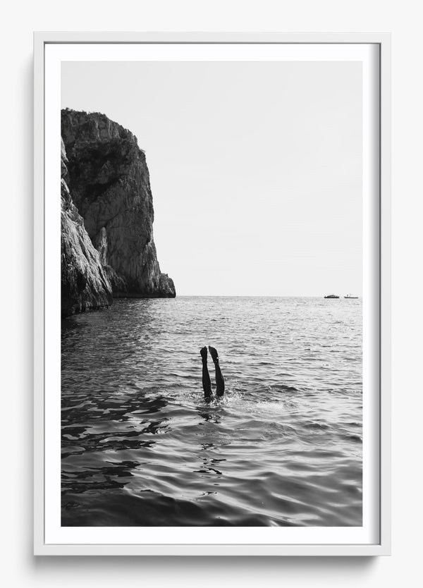 Free Dive in a White frame